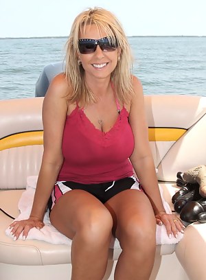 Free MILF Boat Porn Pictures
